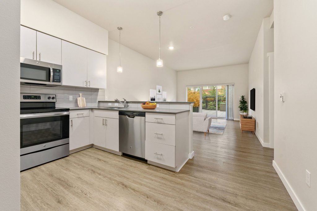 Kitchen with light cabinets (second color scheme)