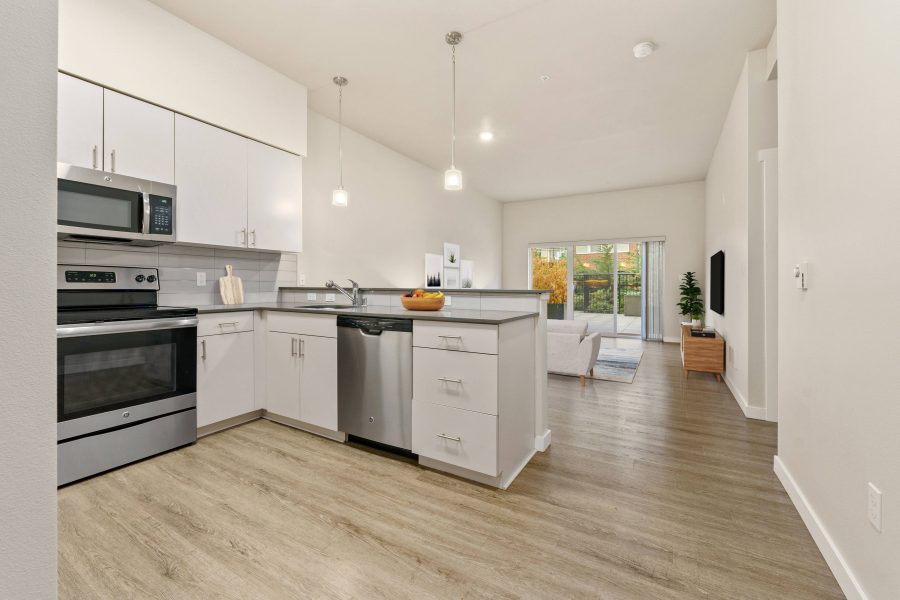 Kitchen with light cabinets (second color scheme)